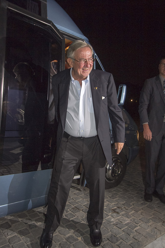 Πουλμανάκι μετέφερε την τέως βασιλική οικογένεια