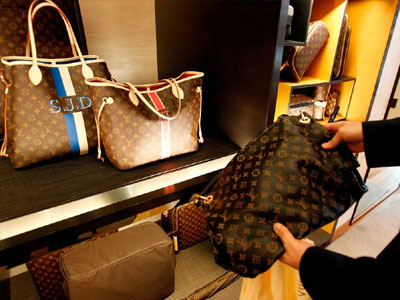 Πιπιλή: Κυκλοφορούν με μαϊμού τσάντες στη Βουλή