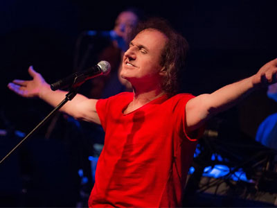 O Βασίλης Παπακωνσταντίνου τραγουδά Μίκη Θεοδωράκη