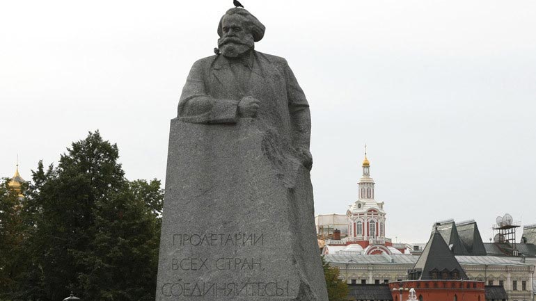 Διαμαρτυρία στην Αγ. Πετρούπολη για την καταστροφή ενός ανάγλυφου