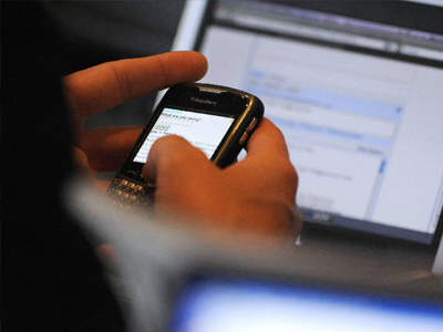 Με ένα κινητό στο χέρι οι υπουργοί