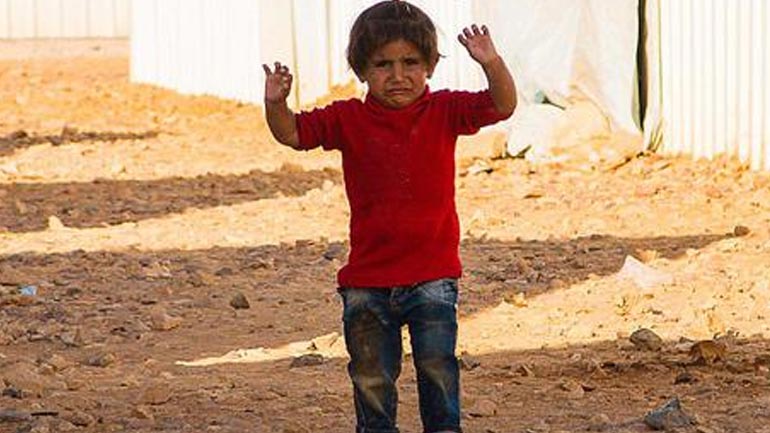 Νέα συγκλονιστική φωτογραφία με παιδάκι να «παραδίνεται» στον φωτογραφικό φακό