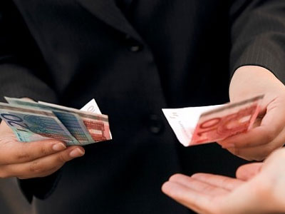 Εξαπάτησε 22 ηλικιωμένους με λεία 67.000 ευρώ