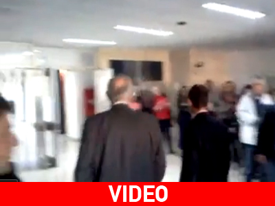 Με ειρωνικά χειροκροτήματα υποδέχθηκαν τον υπουργό