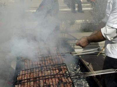 Το τσικνίζει η Πάτρα…