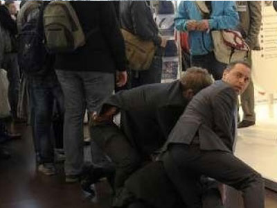 Πέταξε τούρτα στον Ρέσλερ