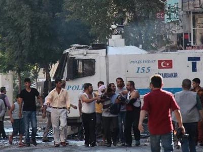 Τουρκία: 17χρονος έπεσε νεκρός από πυρά αστυνομικών στο Ντιγιάρμπακιρ Τουρκία: 17χρονος έπεσε νεκρός από πυρά αστυνομικών στο Ντιγιάρμπακιρ