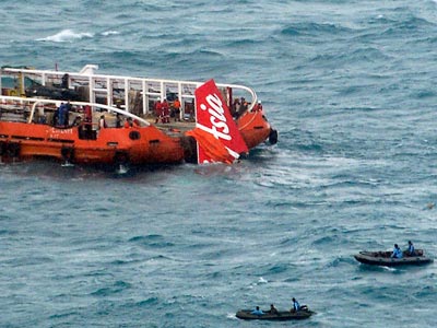 Ινδονησία: Οι δύτες εντόπισαν τα μαύρα κουτιά του αεροσκάφους της Air Asia