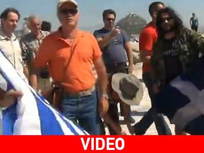 Ανέβηκαν με ελληνικές σημαίες στην Ακρόπολη