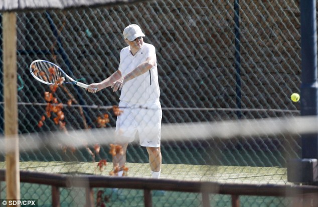 Με ειδικό outfit παίζει για να κερδίσει το σετ