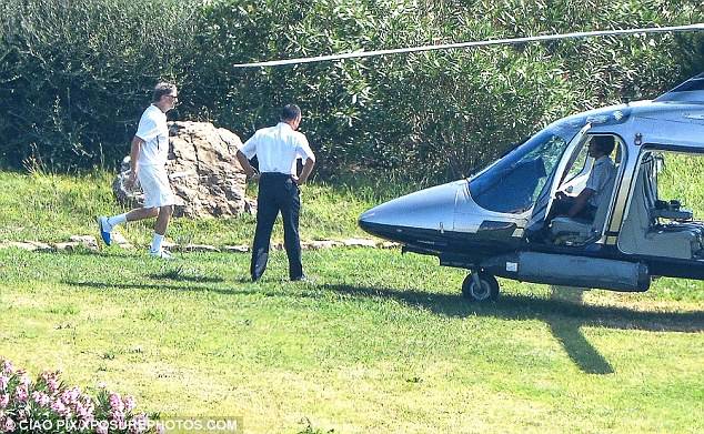 Ο Bill Gates κατευθύνεται προς το ελικόπτερο