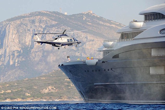 Το ελικόπτερο που μεταφέρει τον κροίσο