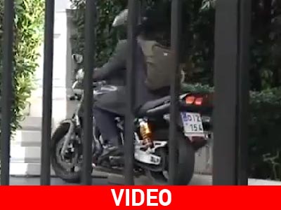 Με μοτοσικλέτα στο Μαξίμου ο Βαρουφάκης Με μοτοσικλέτα στο Μαξίμου ο Βαρουφάκης