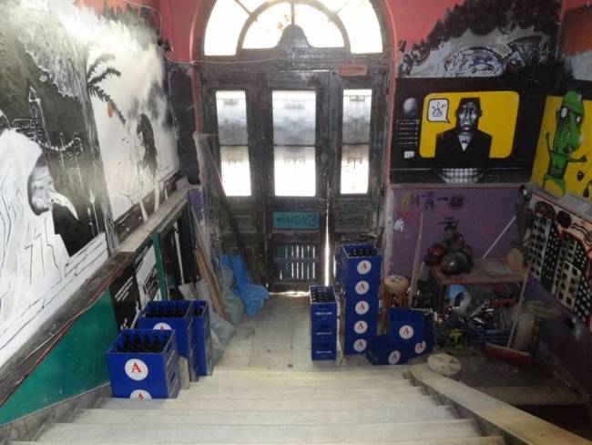 Η παλιά είσοδος του οικήματος