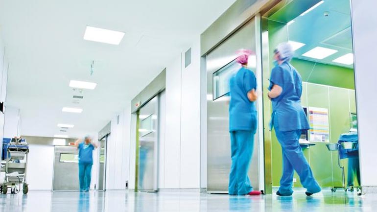 Με τροπολογία ο Κουρουμπλής ξηλώνει τους διοικητές των νοσοκομείων