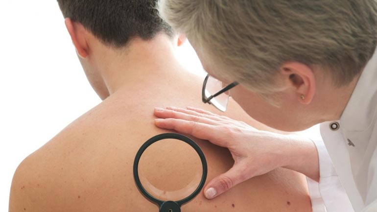 Τι ζητούν μετά τις διακοπές άντρες-γυναίκες: Θεραπείες για πανάδες και διευρυμένους πόρους