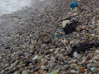 Τρεις τόνοι σκουπίδια κοντά στο λιμάνι Bόλου