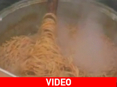 Έβγαλαν τα καζάνια στην πλατεία