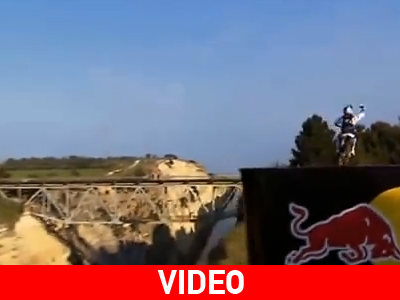 «Πέταξε» με τη μοτοσικλέτα του πάνω από τον Ισθμό