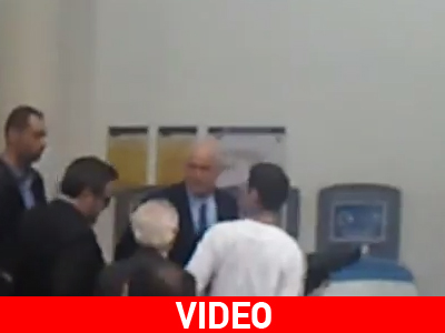 Φοιτητής αποκαλεί «καραγκιόζη» τον Παπανδρέου