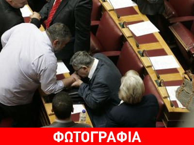 Χειροφιλήματα στη… Βουλή
