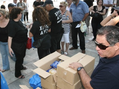 Κόντρα για τη διανομή τροφίμων στο Σύνταγμα