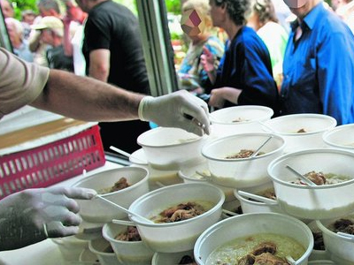 Εστιάτορας της Γερμανίας συγκεντρώνει χρήματα για τους άπορους