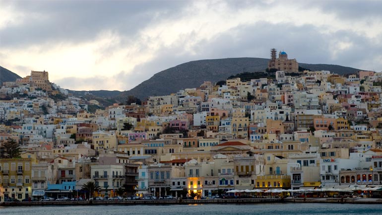 Aπατεώνας εξαπάτησε επιχειρηματίες στη Σύρο