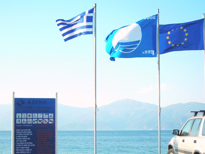 Δεύτερη σε «γαλάζιες σημαίες» η Ελλάδα