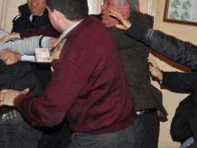 Σκηνές Φαρ-Ουέστ στο Δημοτικό Συμβούλιο