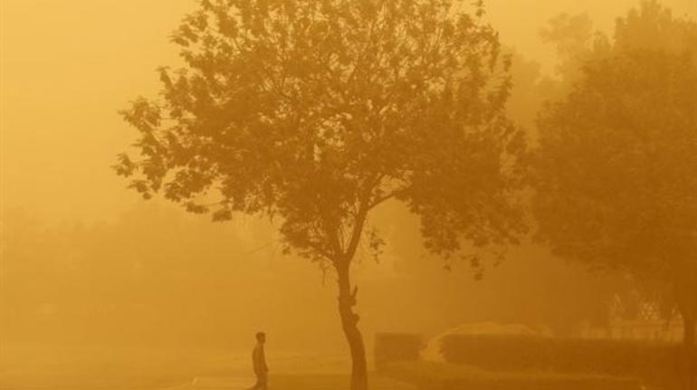 Πορτοκαλί βάφτηκε ο ουρανός στο Ντουμπάι