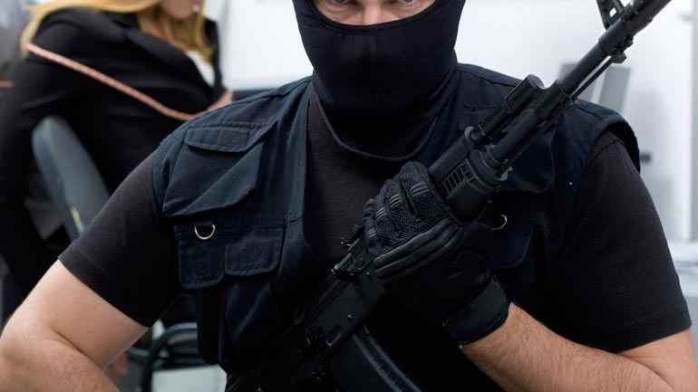 Ληστές με καλάσνικοφ άρπαξαν 110.000 ευρώ από ΑΤΜ στη Λούτσα