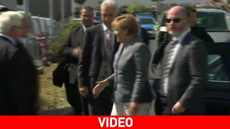 Γιουχάρισαν την Μέρκελ κατά την επίσκεψη της σε κέντρο μεταναστών