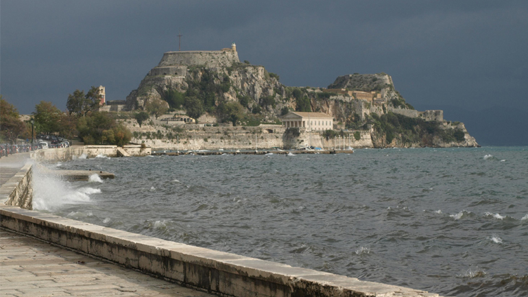 Άνοιξαν τάφοι στην Κέρκυρα από τη δυνατή νεροποντή