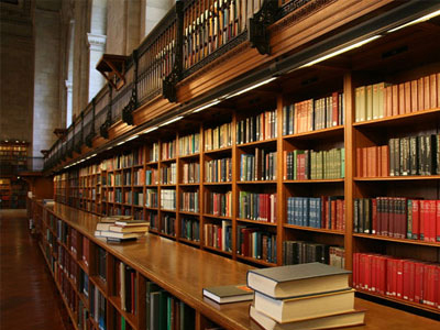 Ο Γιάννης Μανώλης και οι… τηλε-βιβλιοπώλες