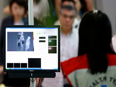 Ελέγχους στα αεροδρόμια μελετά η ΕΕ για τον ιό Έμπολα