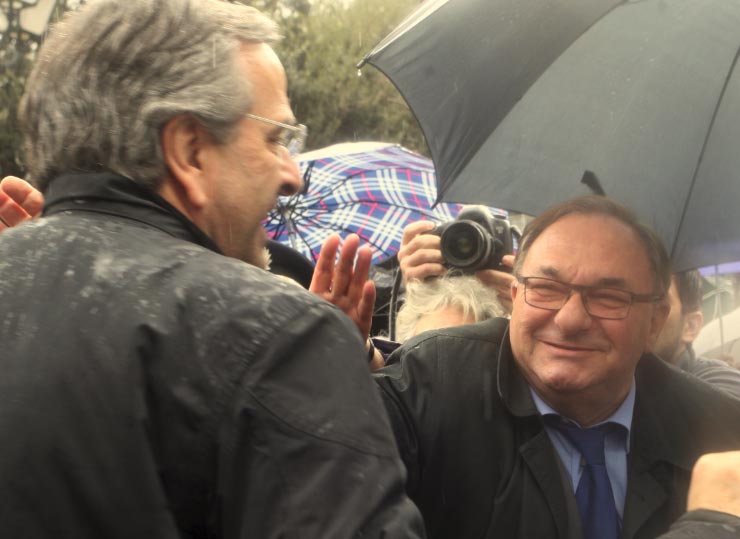 Ο Σαμαράς στο Σύνταγμα υπό βροχή...