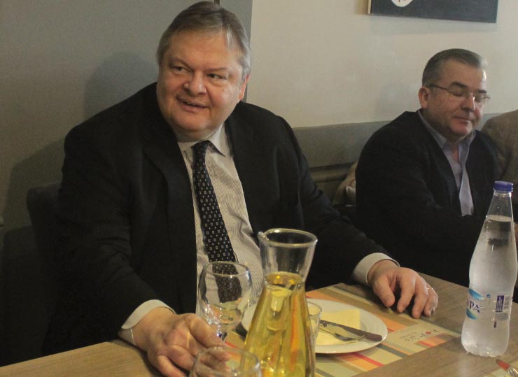 Λευκό κρασί και όχι τσίπουρο επέλεξε ο αρχηγός του ΠΑΣΟΚ