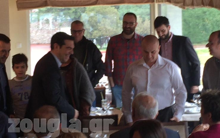 Χαμογελαστός ο Τσίπρας