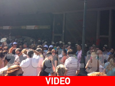 Η στιγμή της έντασης έξω από το Υπ. Εργασίας