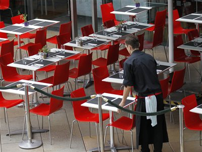 Σε σαφάρι εργασίας επιδίδονται οι εποχικοί υπάλληλοι