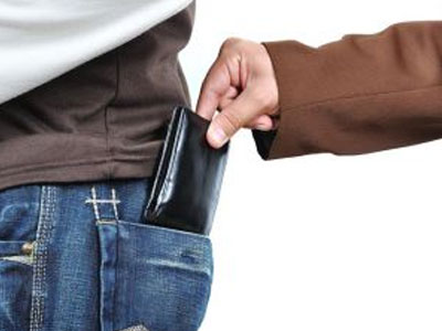 Συλλήψεις για κλοπές πορτοφολιών σε λαϊκές αγορές Συλλήψεις για κλοπές πορτοφολιών σε λαϊκές αγορές