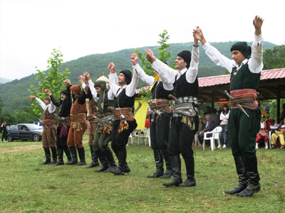 Πεύκα: Ετήσιος καλοκαιρινός χορός συλλόγου Ποντίων