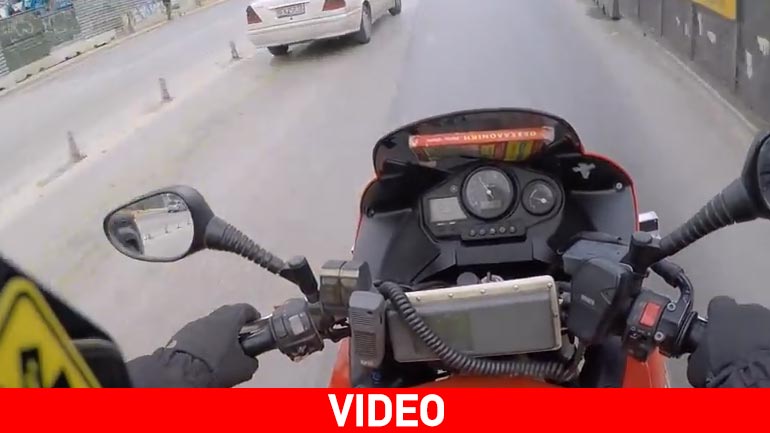 Στον δρόμο με τη μηχανή διάσωσης του ΕΚΑΒ