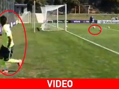 Σκοράρει πίσω από το… τέρμα!