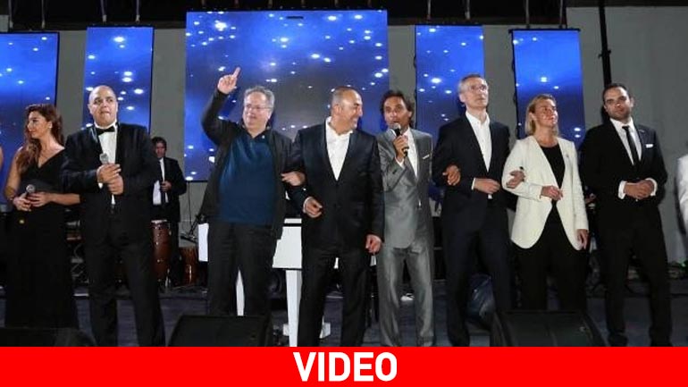 O Koτζιάς αγκαλιά με τον Τσαβούσογλου τραγουδά το «We Are The World»