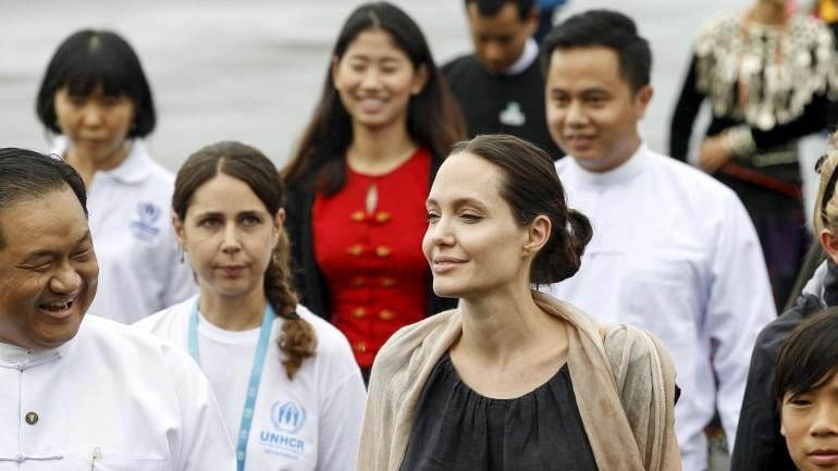 Η Αντζελίνα Τζολί συναντά εργάτριες στη Μιανμάρ