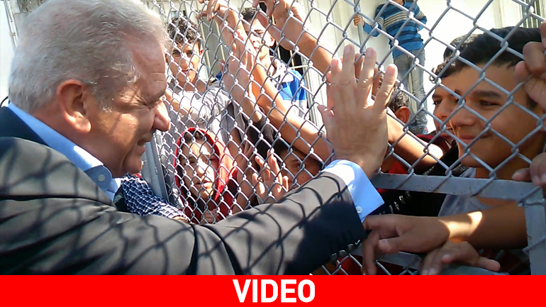 Προσφυγόπουλο εξέφρασε το παράπονό του στον Αβραμόπουλο