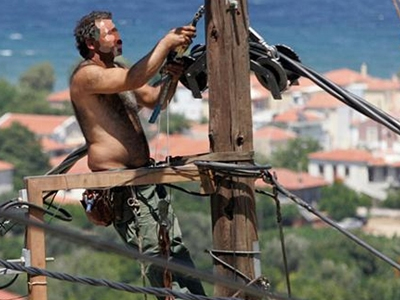 Απεγκλωβισμός πολίτη από… κολώνα της ΔΕΗ