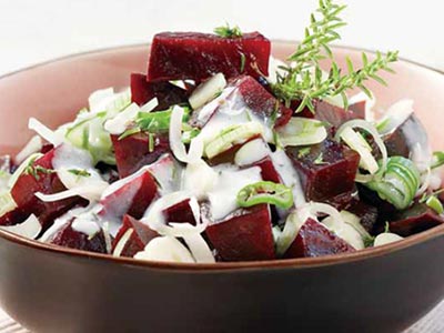 Σαλάτα με ψητά παντζάρια και σάλτσα ξινόγαλου